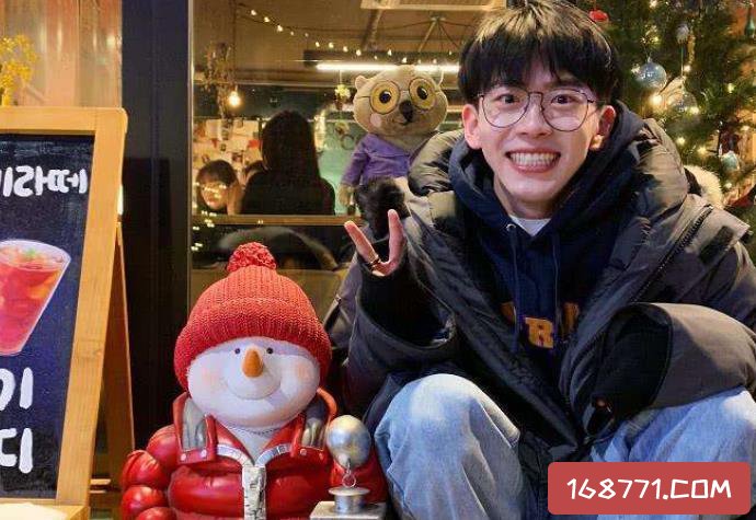 初恋系男孩费启鸣走红，殊不知他成名前是个小胖子