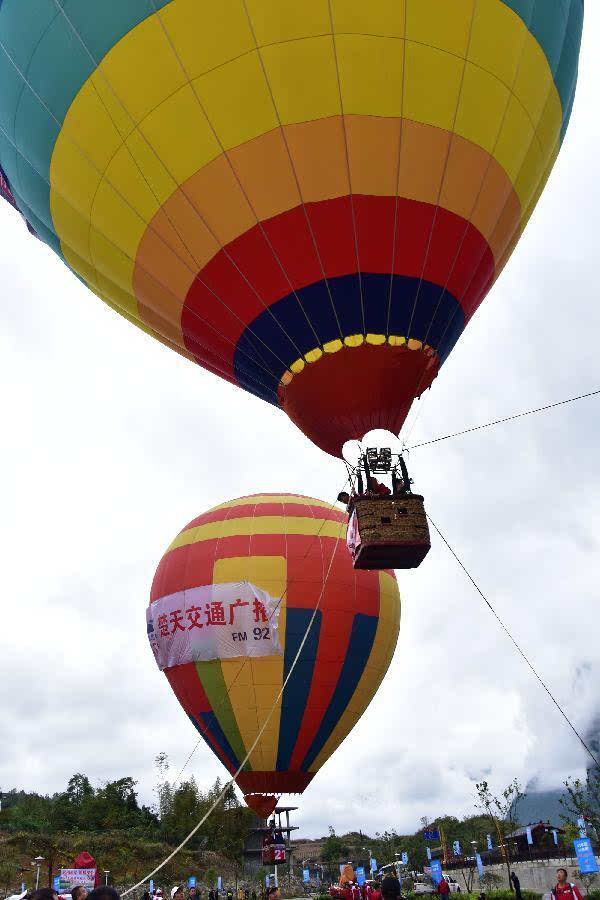 视频惊险！热气球外挂着个人，双腿悬空挣扎…已有人因此身亡
