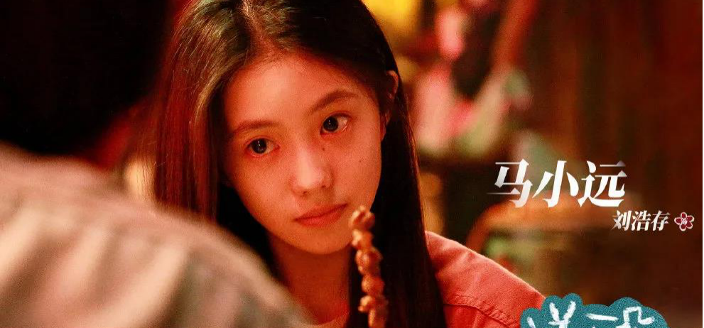 腾格尔雪红花歌词_红花绿草满园栽风送花香蝶时来_送你一朵小红花歌词