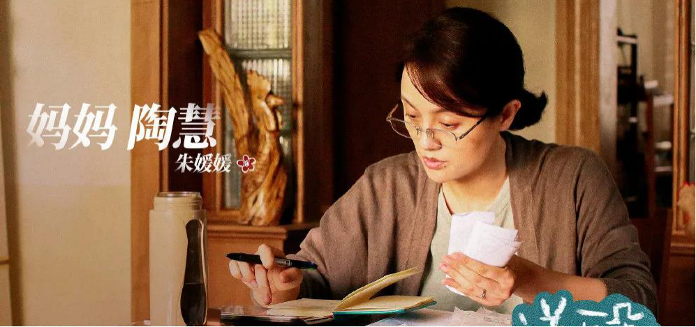 腾格尔雪红花歌词_红花绿草满园栽风送花香蝶时来_送你一朵小红花歌词