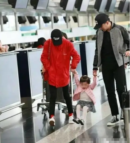 李小璐父母是谁_李小璐父母_李小璐女儿不像父母
