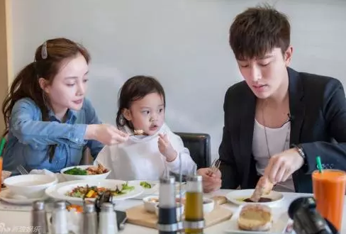 李小璐父母是谁_李小璐女儿不像父母_李小璐父母