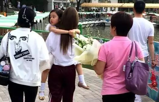 李小璐父母是谁_李小璐女儿不像父母_李小璐父母