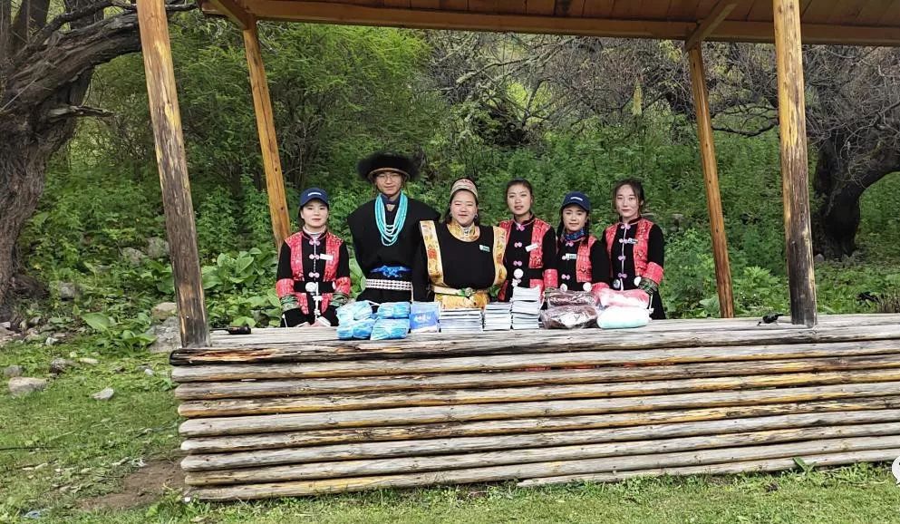 黄色牡丹 我们比黄牡丹更美