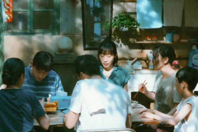 聂远主演的电视剧 《亲爱的小孩》中有五位抛脸演员，认出了聂远和张帆，没认出钱漪