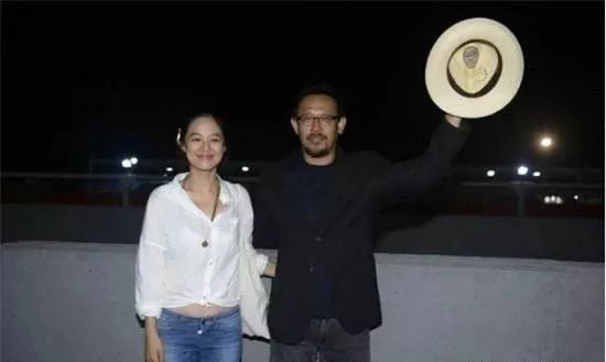 姜文妻子 看完姜文的老婆，再看姜武的老婆，网友：兄弟俩差距一目了然！