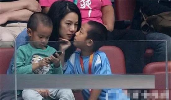 姜文现任妻子_姜文妻子_姜文妻子周韵泳装