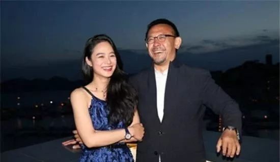 姜文妻子_姜文现任妻子_姜文妻子周韵泳装