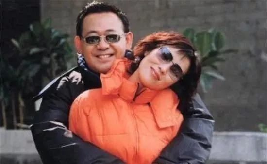 姜文现任妻子_姜文妻子_姜文妻子周韵泳装