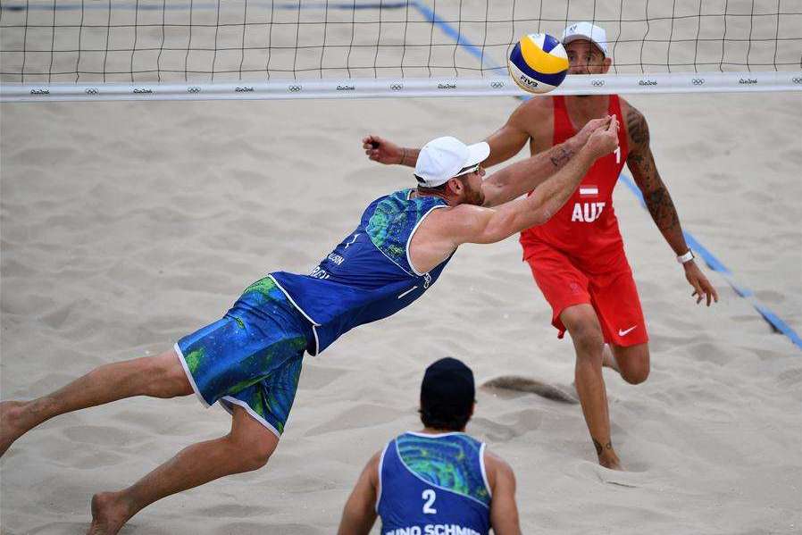 排球技术不怎么好能考排球博士吗_沙滩排球_小朋友在沙滩玩排球