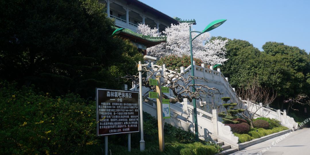 无锡太湖高级中学 李平走访慰问高层次人才、企业家、教育工作者