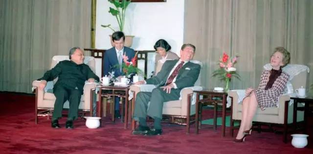 南希·里根_里根南希情书结婚22年_里根南希爱情150字