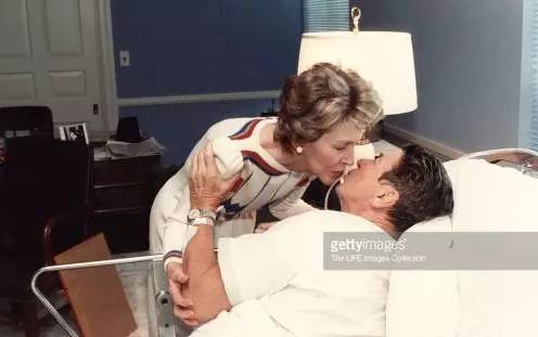 南希·里根_里根南希情书结婚22年_里根南希爱情150字